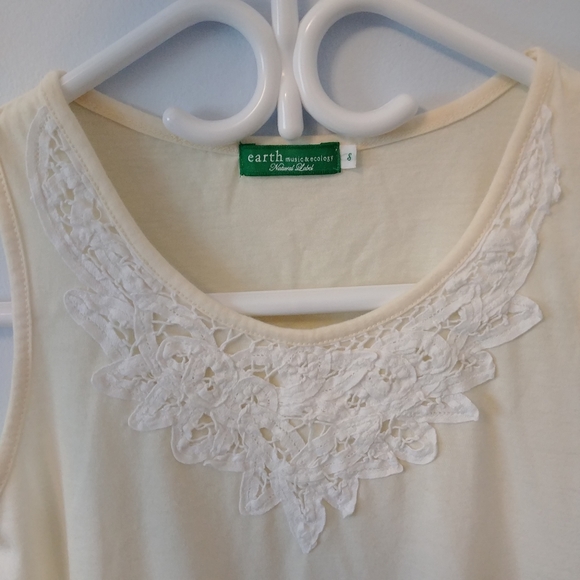 ❣️10/$50❣️: Cute lace front tank top - Picture 4 of 4